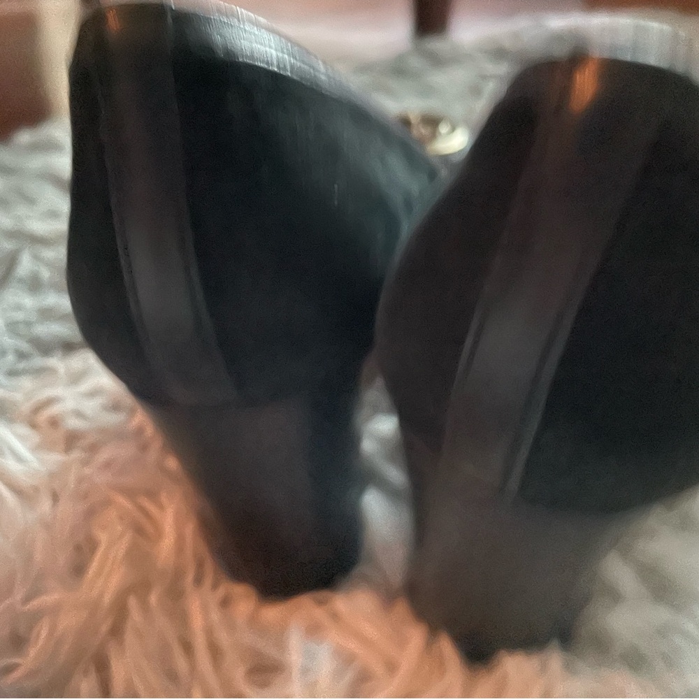 Suede Tory Burch heels, size 9M. - Picture 6 of 9
